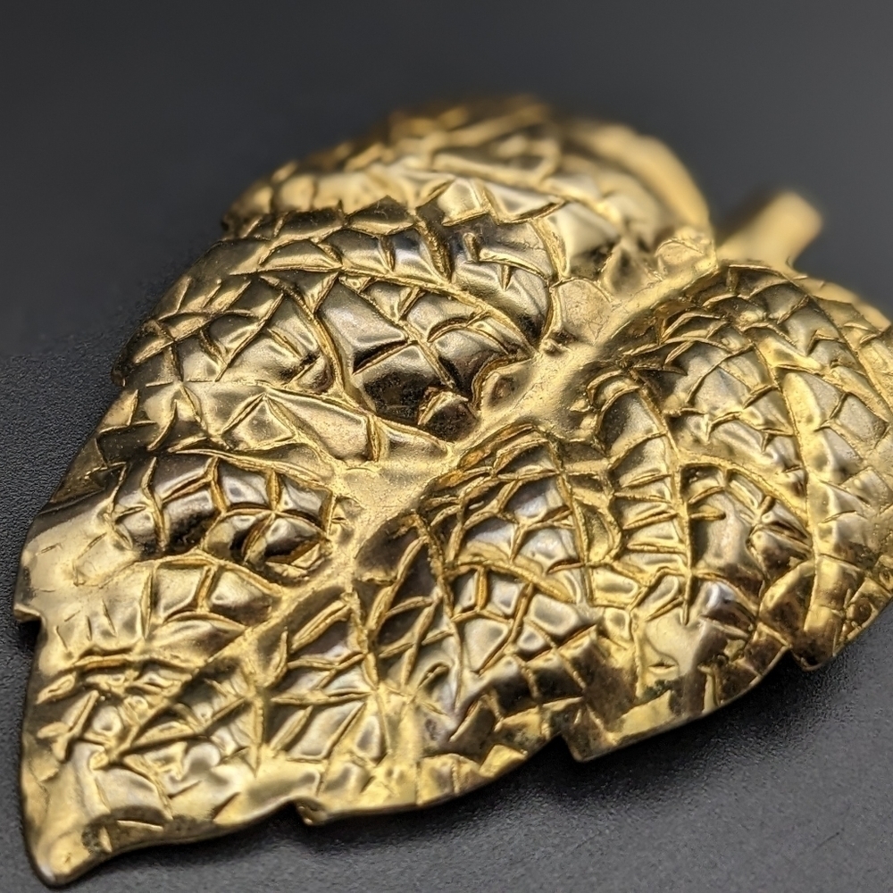 VINTAGE Gold toned Leaf Brooch - unsigned - Picture 3 of 9